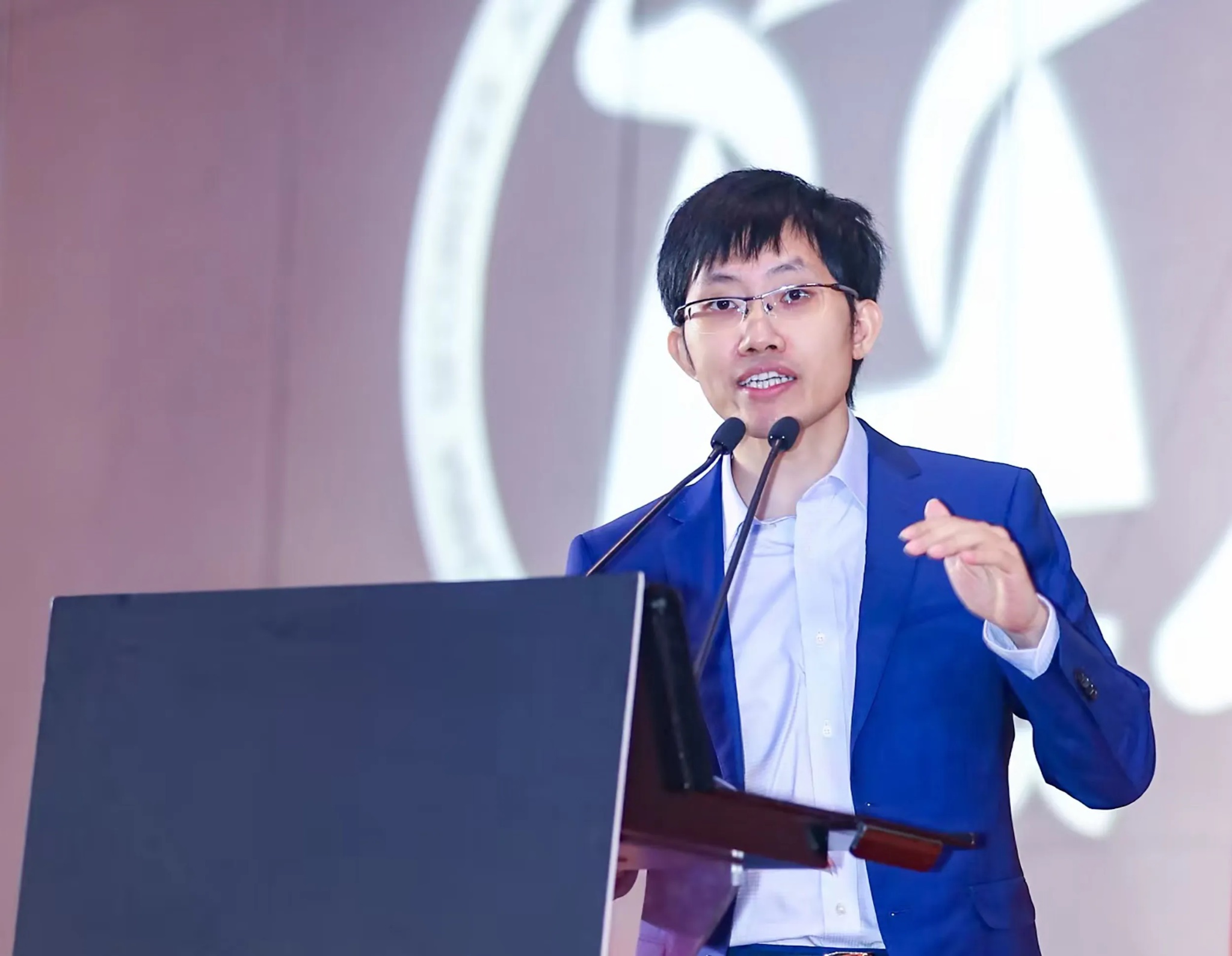 량원펑(DeepSeek CEO)의 강연 장면