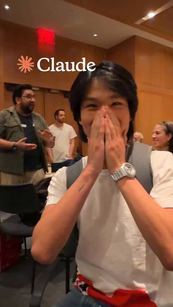 해커톤 우승 감격 현장 — Claude 로고 노출