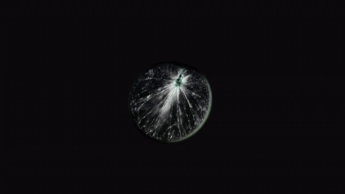 Isomorphic Labs 시각 — 검은 배경 위에 깨진 라임 단면 — *"발견을 재구상한다"*는 한 줄의 시각 메타포