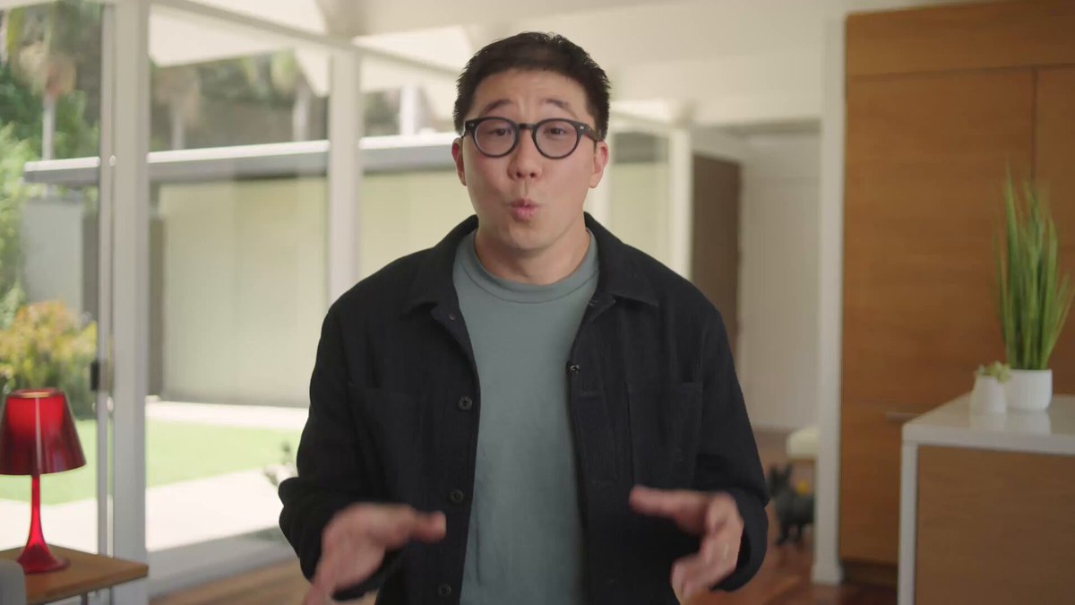 Howie Liu의 발표 영상 캡처 — Airtable 창업자가 직접 카메라 앞에서 *The Founding 500* 펀드 발표. 흰 셔츠와 안경, 자연광 인테리어 배경
