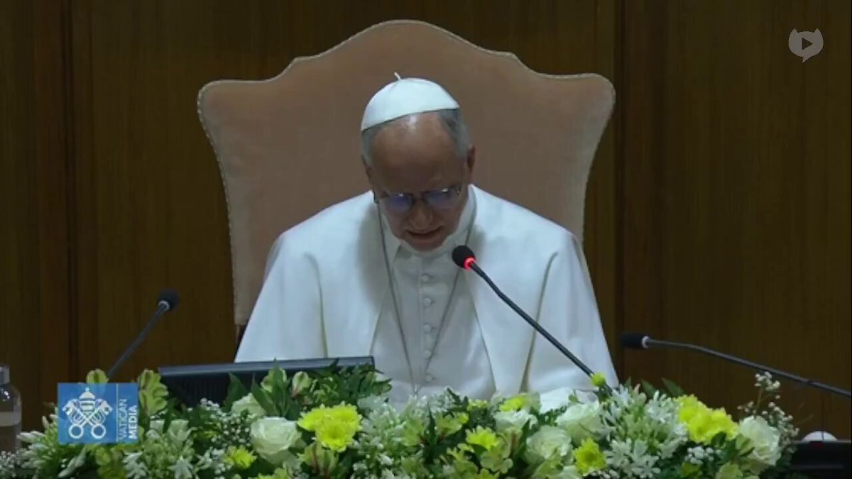 Pope Leo XIV가 바티칸에서 Magnifica Humanitas 발표식 단상에 앉아 발언하는 장면 — Vatican Media 송출