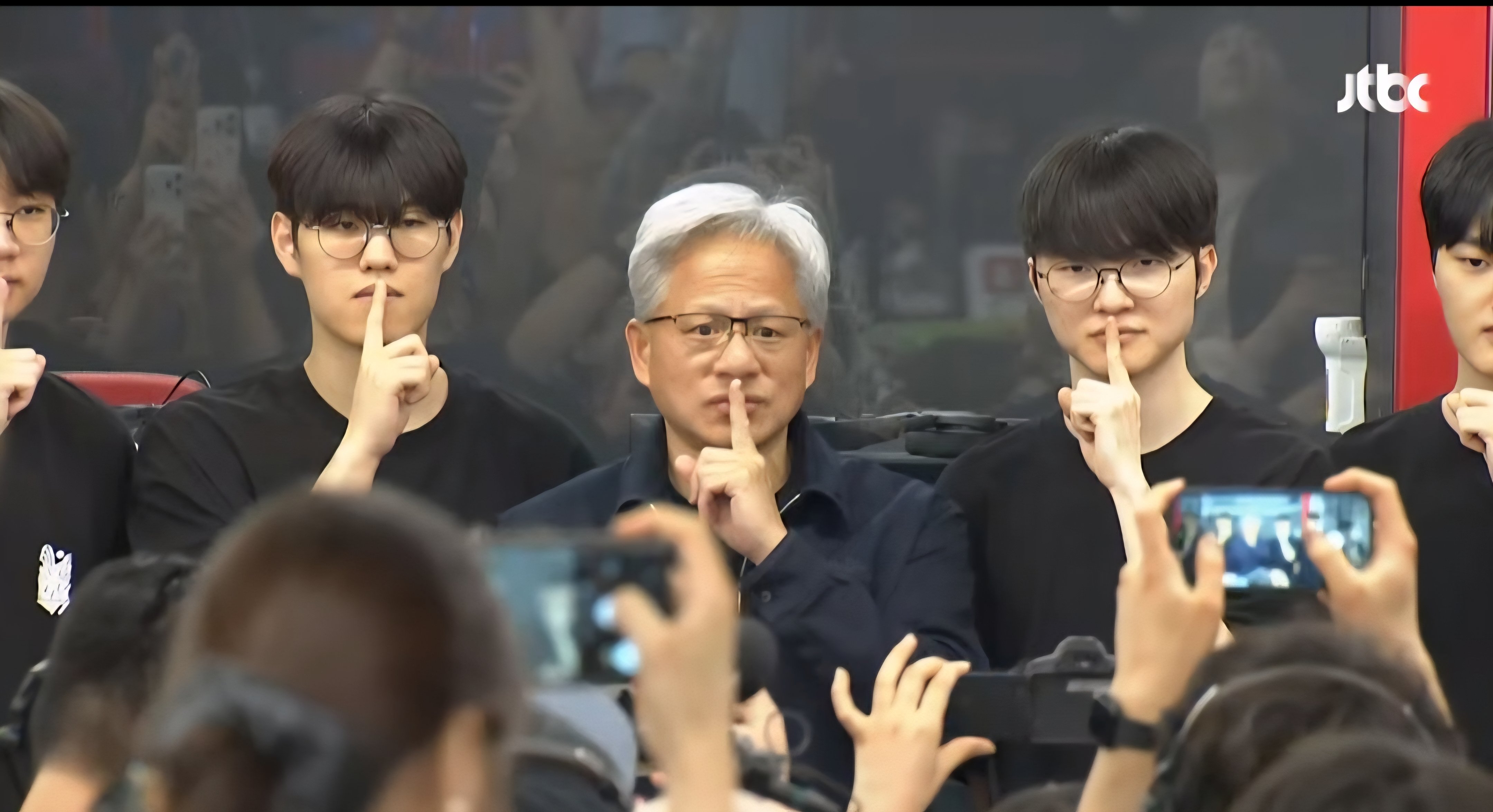 젠슨 황, T1 베이스캠프에서 선수들과 '쉿' 포즈 (JTBC)