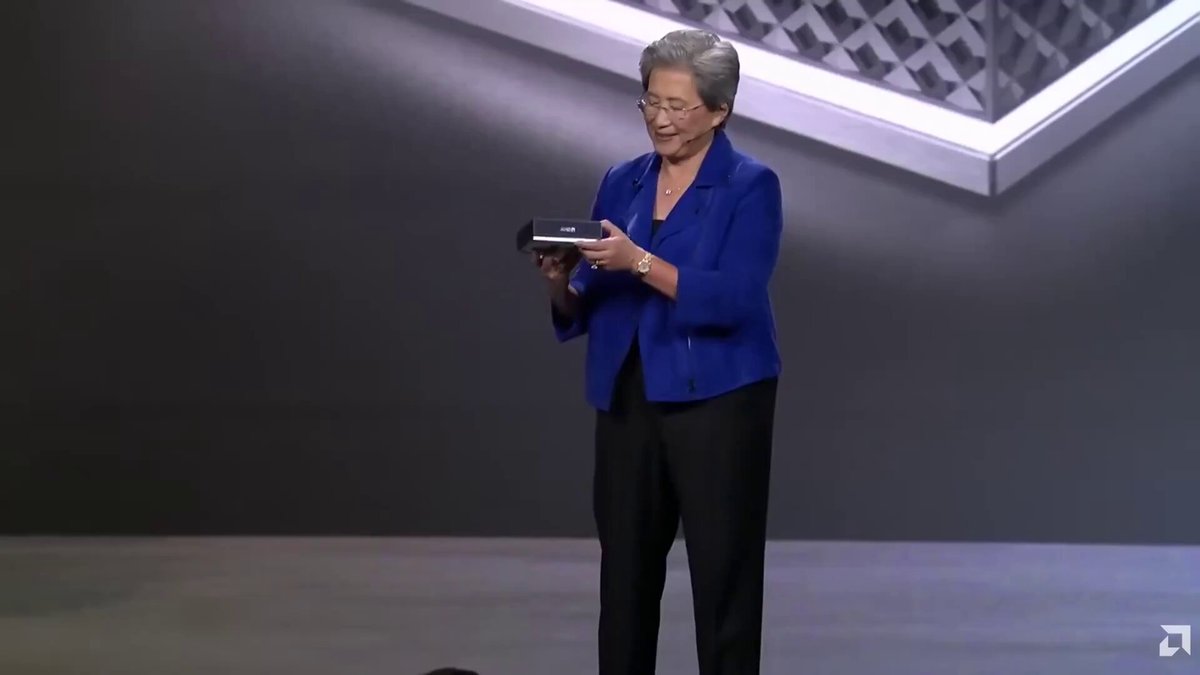 AMD 리사 수가 미니 PC로 235B 모델을 시연하는 장면