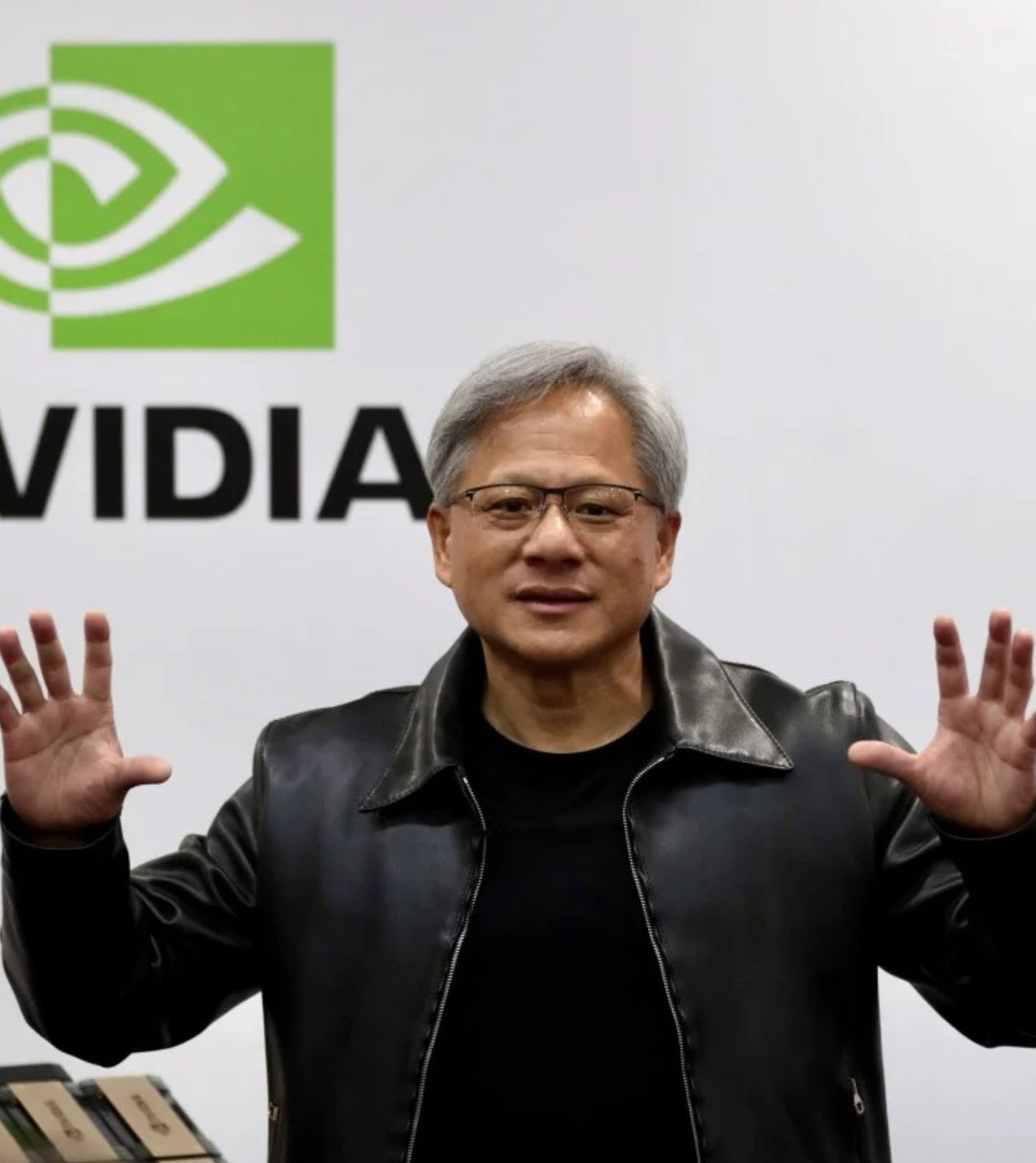 NVIDIA 로고 앞의 젠슨 황