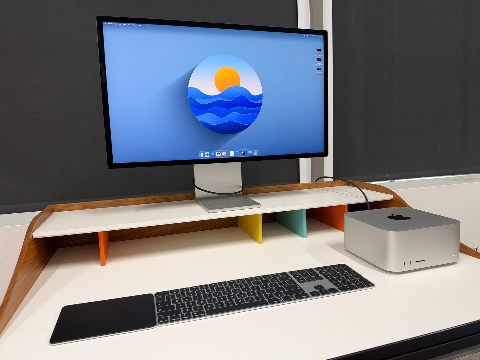 MKBHD 책상 위의 M5 Ultra Mac Studio