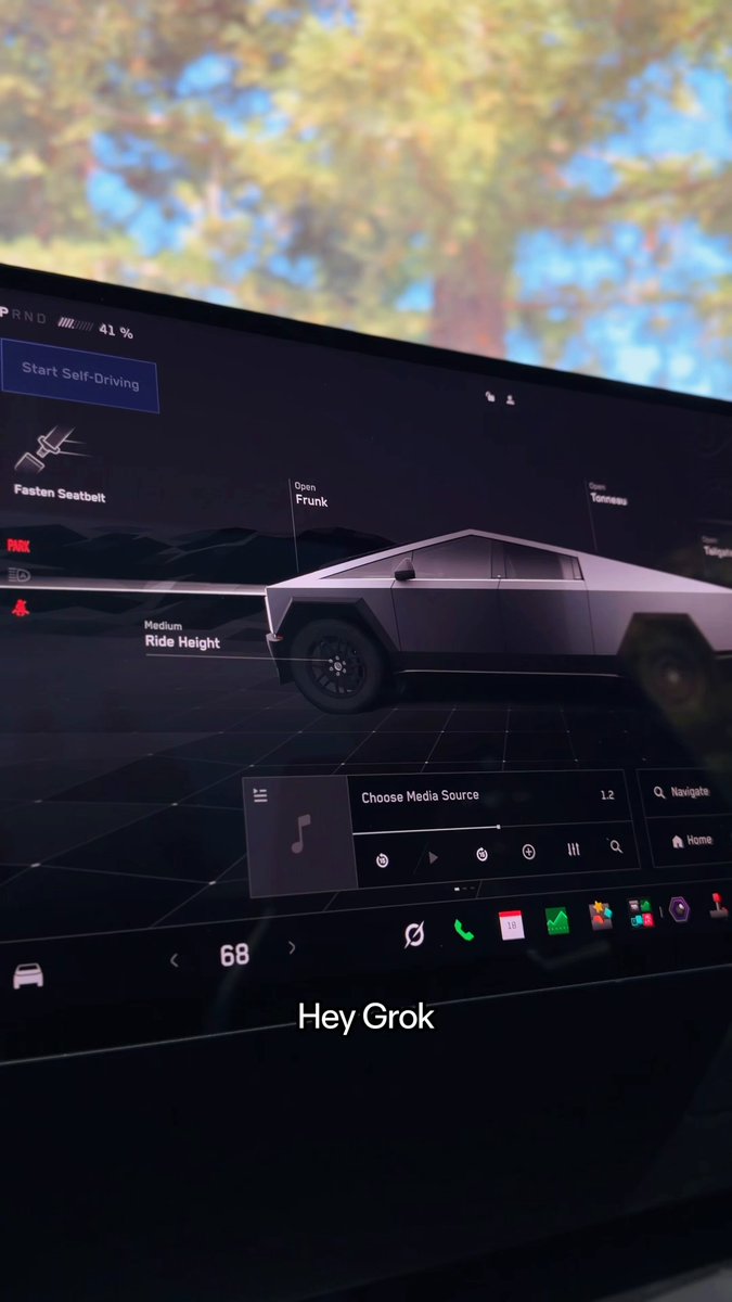 Tesla 화면에서 Grok을 부르는 장면