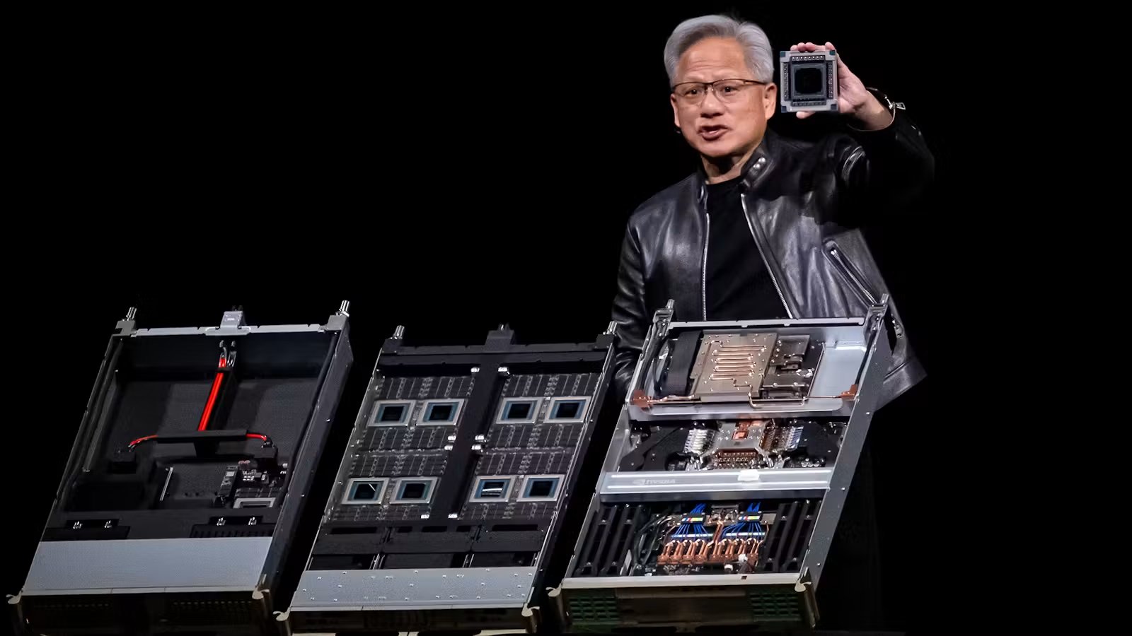 무대에서 칩을 들어 보이는 NVIDIA 발표 장면